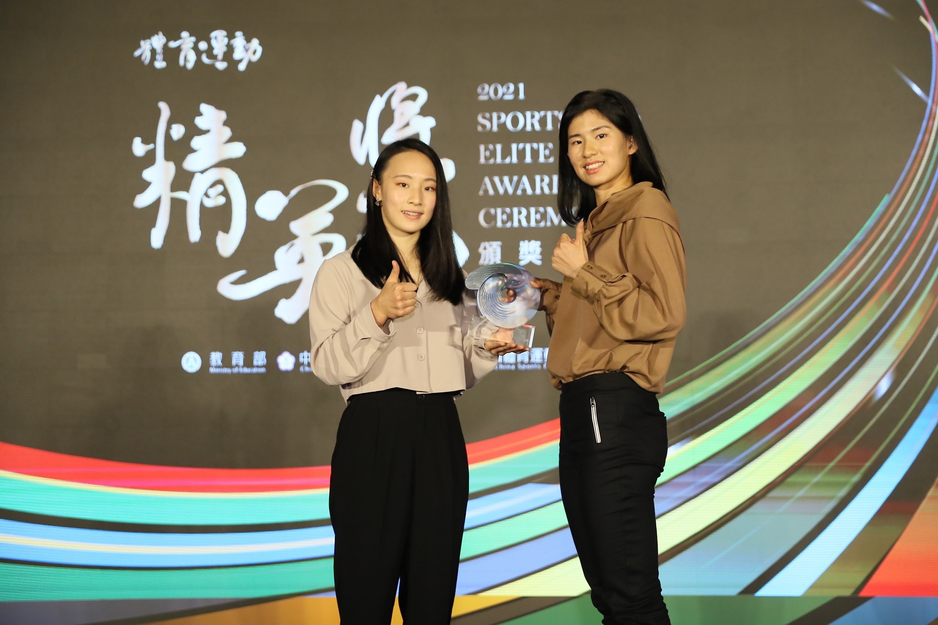 (圖)Ting Hua-tien presented the Best Newcomer Award to Hsu Le